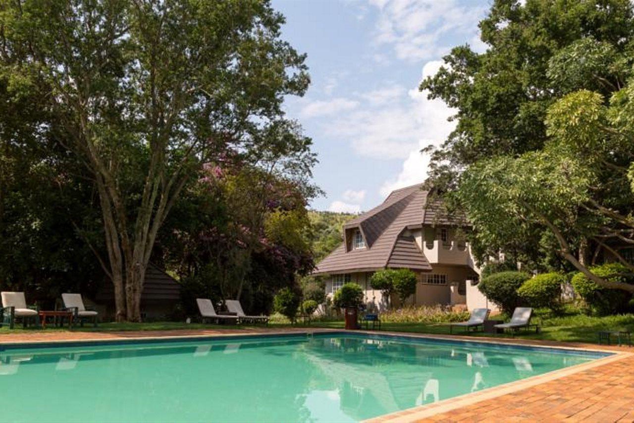 Mount Grace Hotel & Spa Magaliesburg Bagian luar foto The swimming pool at the hotel