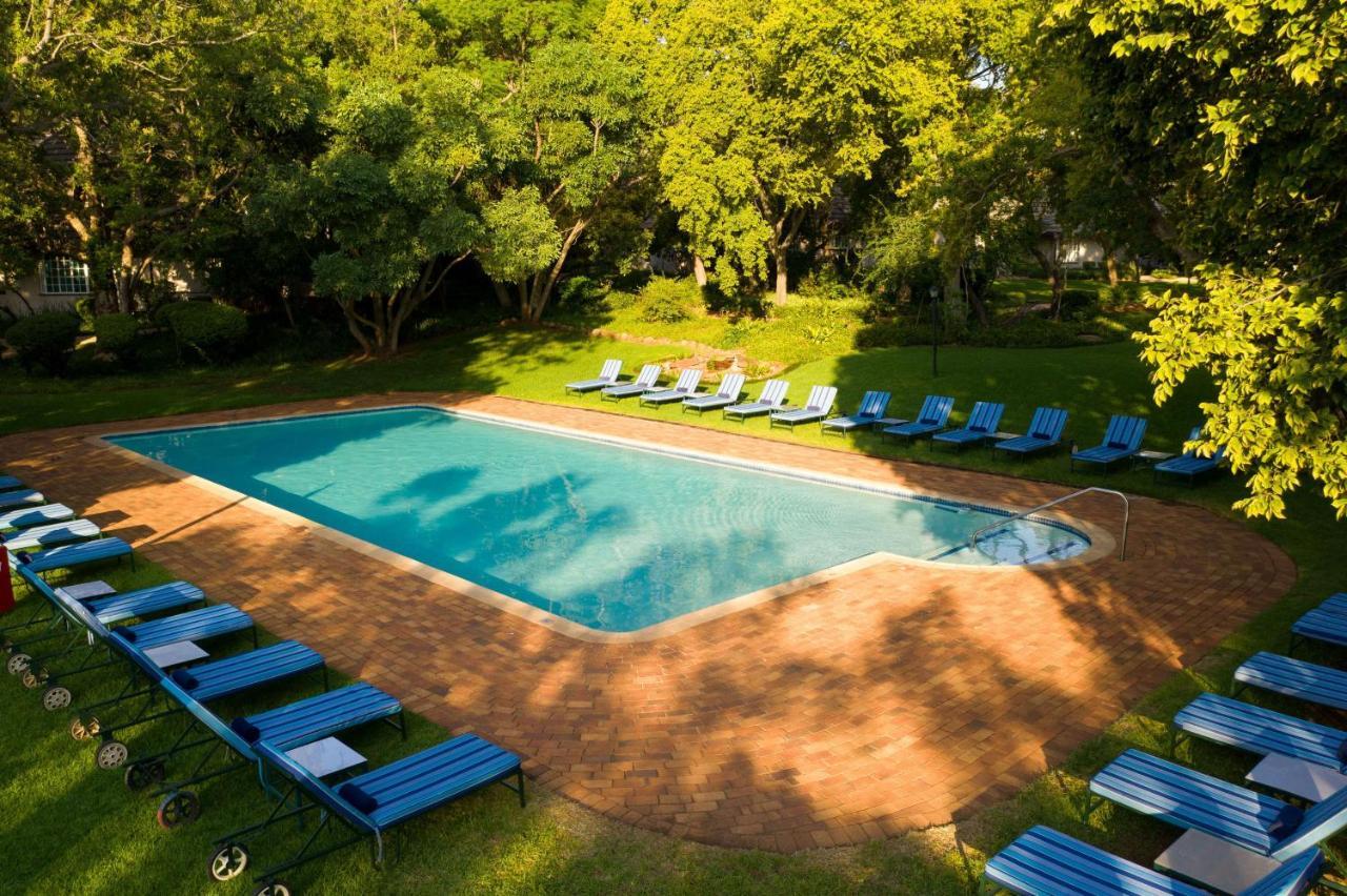 Mount Grace Hotel & Spa Magaliesburg Bagian luar foto The swimming pool at the hotel