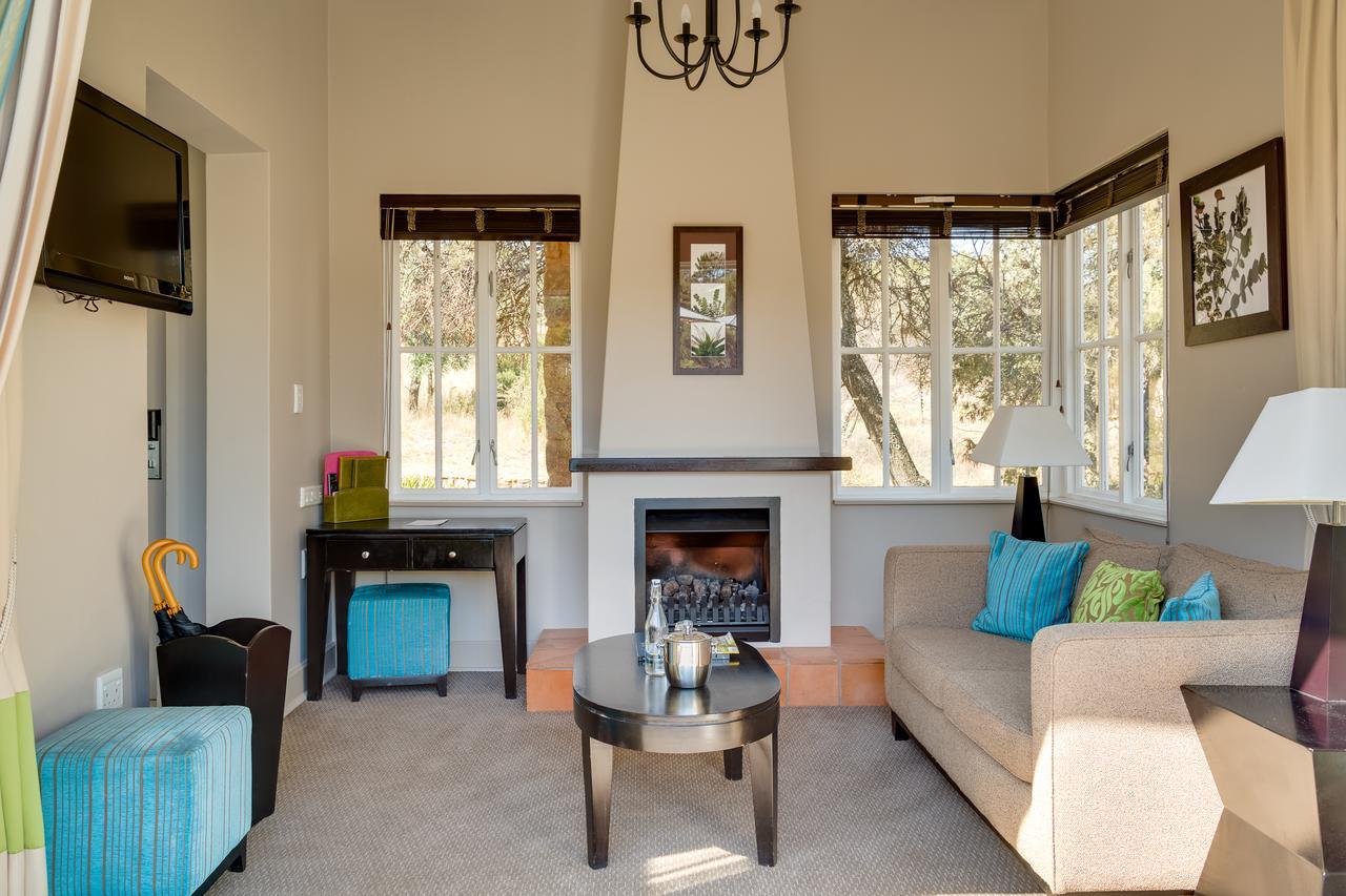 Mount Grace Hotel & Spa Magaliesburg Bagian luar foto A living room at the hotel